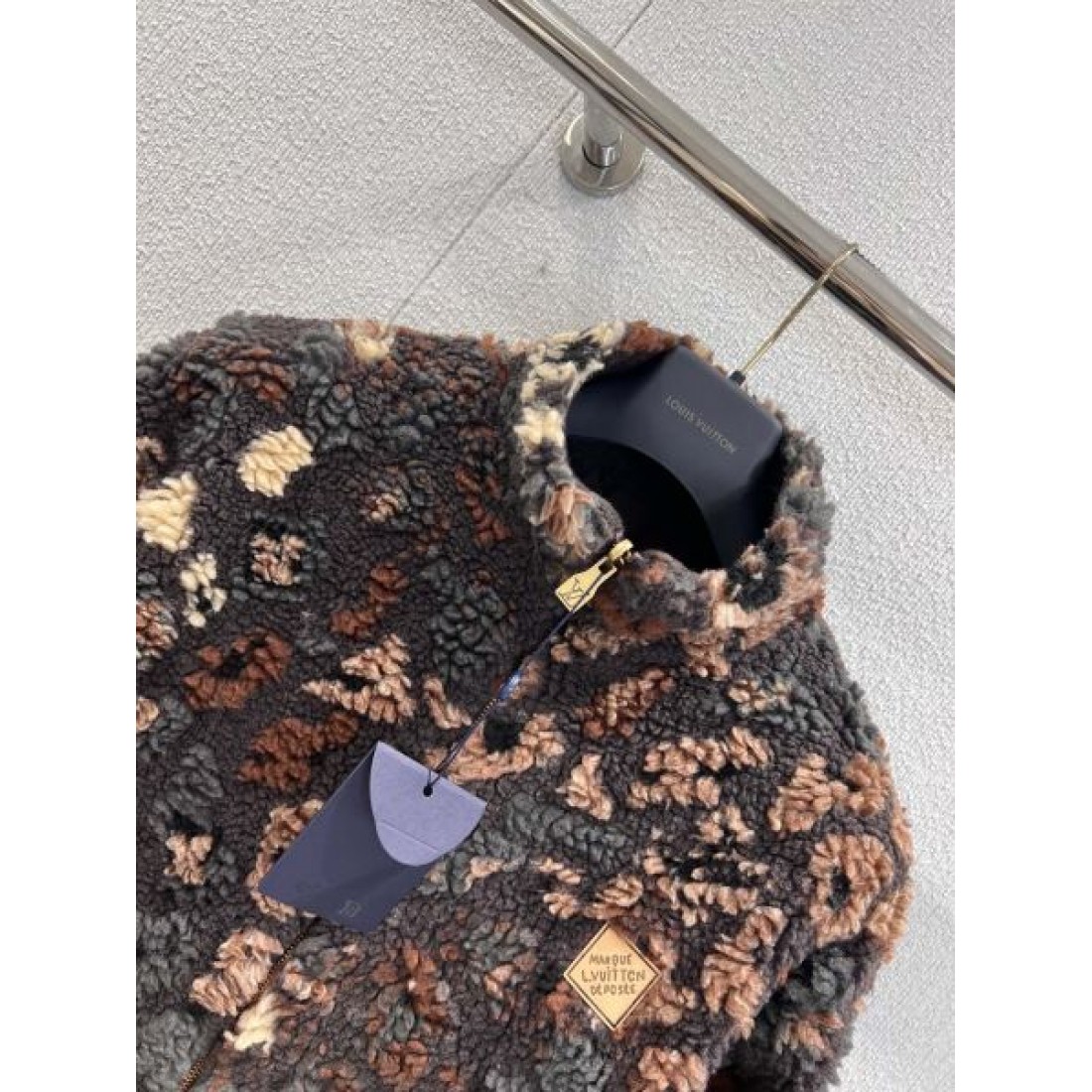 カモフラージュ総柄 ふっくらボア スタンドカラー LOUIS VUITTON ルイヴィトン コピー ジップジャケット 今季話題