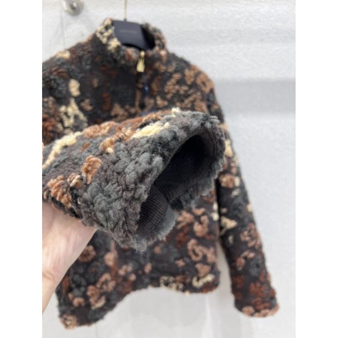 カモフラージュ総柄 ふっくらボア スタンドカラー LOUIS VUITTON ルイヴィトン コピー ジップジャケット 今季話題