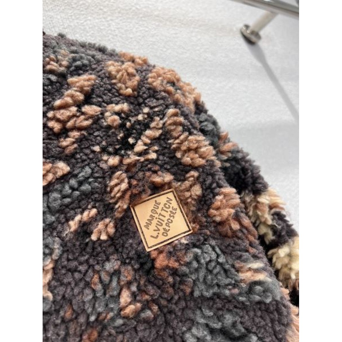 カモフラージュ総柄 ふっくらボア スタンドカラー LOUIS VUITTON ルイヴィトン コピー ジップジャケット 今季話題