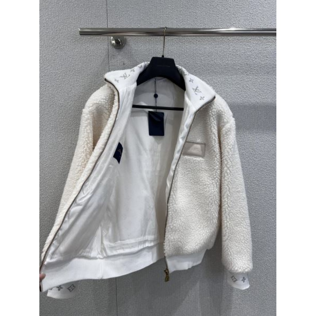配色トリム 胸元異素材ポケット 保温性良好 LOUIS VUITTON ルイヴィトン コピー ボアブルゾン クリーンカジュアル 反響拡大