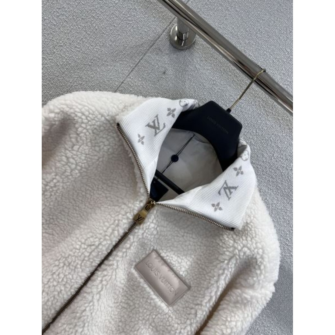 配色トリム 胸元異素材ポケット 保温性良好 LOUIS VUITTON ルイヴィトン コピー ボアブルゾン クリーンカジュアル 反響拡大