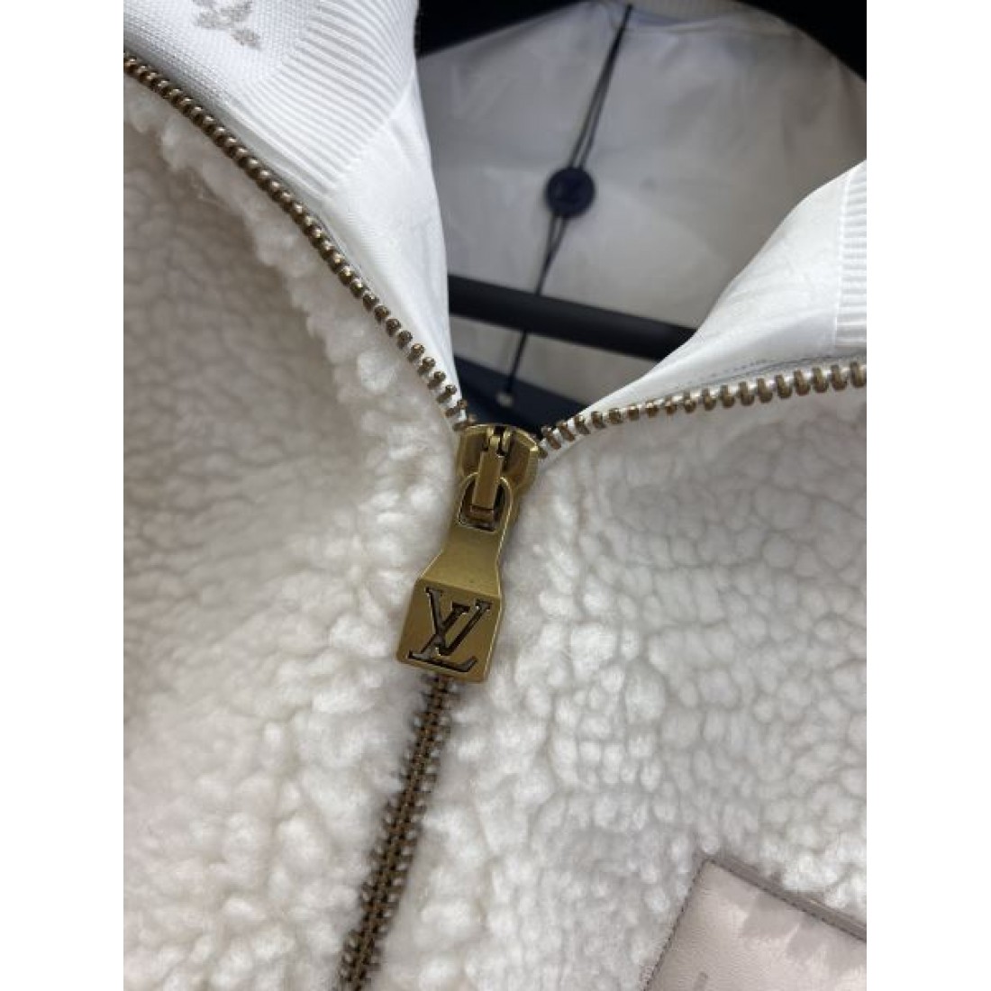 配色トリム 胸元異素材ポケット 保温性良好 LOUIS VUITTON ルイヴィトン コピー ボアブルゾン クリーンカジュアル 反響拡大