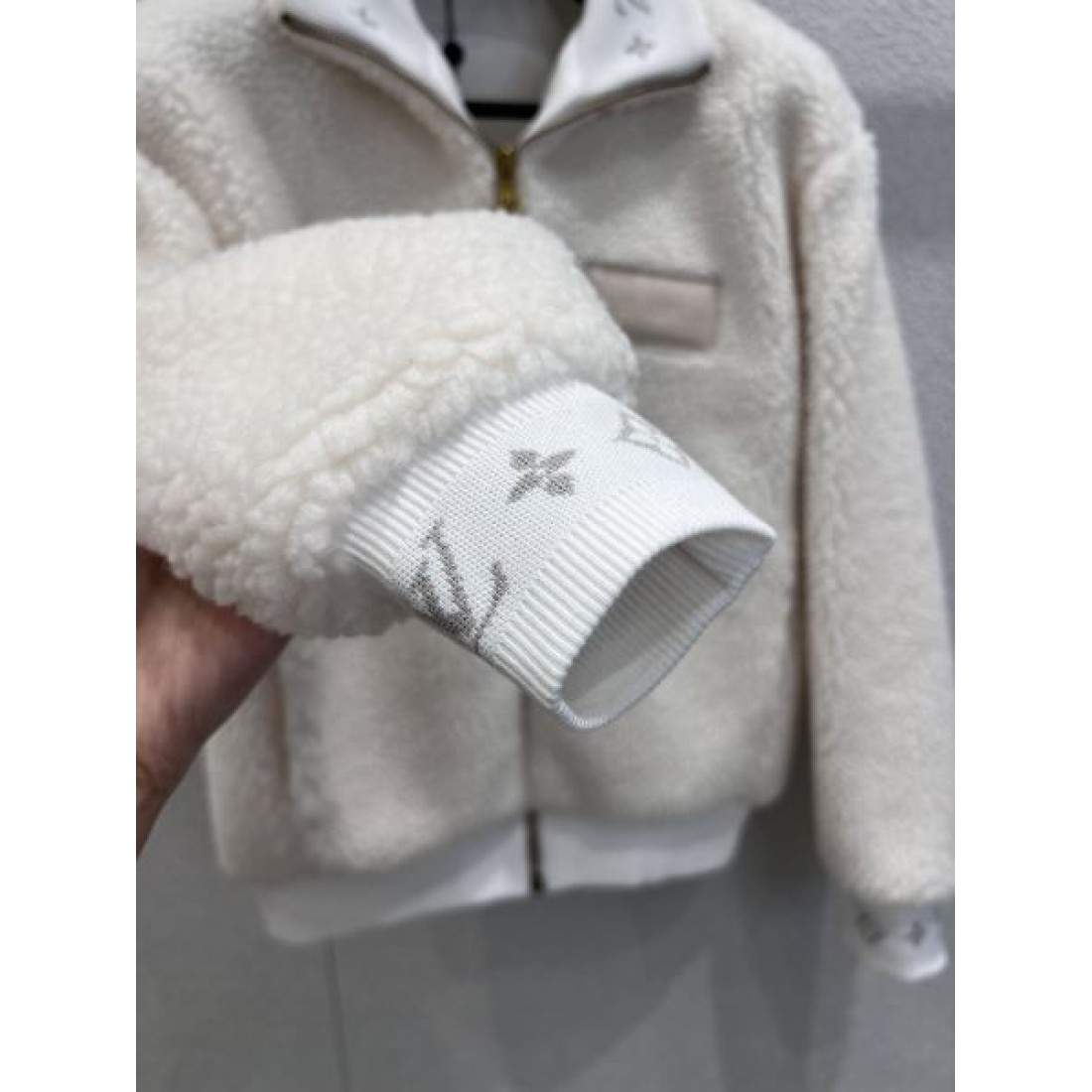 配色トリム 胸元異素材ポケット 保温性良好 LOUIS VUITTON ルイヴィトン コピー ボアブルゾン クリーンカジュアル 反響拡大