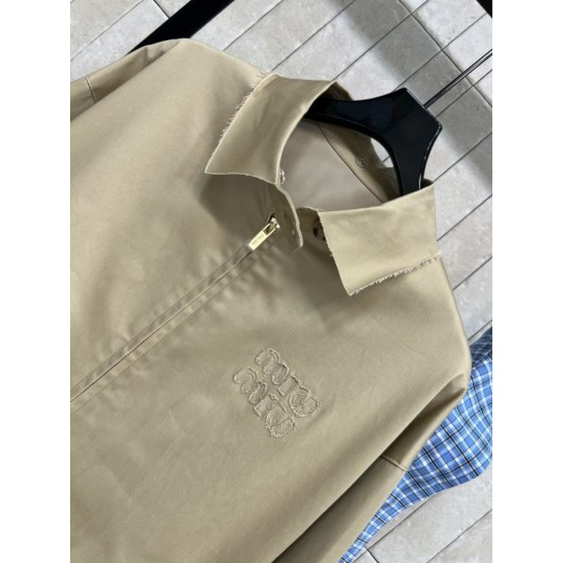 チェック襟切替 軽量ツイル シャーリング裾 MIU MIU ミュウミュウ コピー ジップジャケット 今季有力 入荷反響
