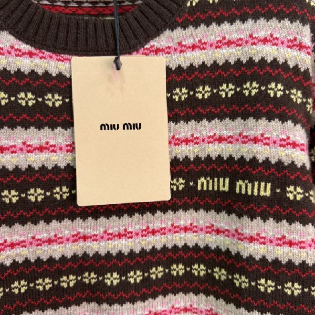フェアアイル配色 柔らかな編地 コンパクトフォルム MIU MIU ミュウミュウ コピー ニットプルオーバー レトロムード 海外セレクト 話題モデル