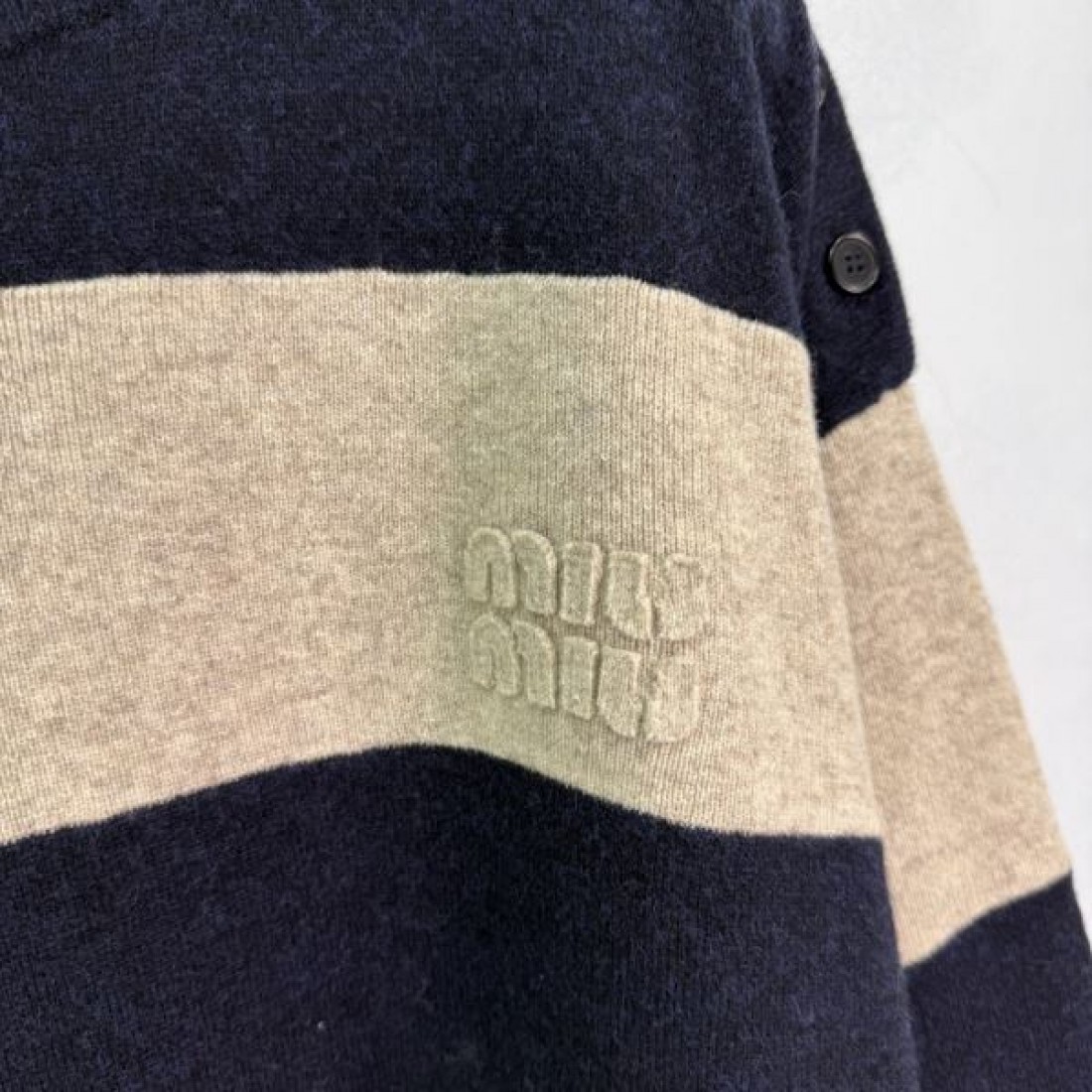 ワイドボーダー ショルダーボタン ウール混 MIU MIU ミュウミュウ コピー ニットセーター ゆったり設計 新着注目 売れ行き期待