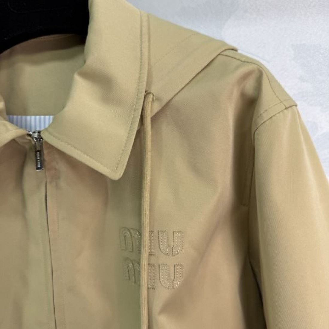 フード付き 軽量ツイル マットな質感 MIU MIU ミュウミュウ コピー ジップジャケット 新作先取り 売れ筋浮上