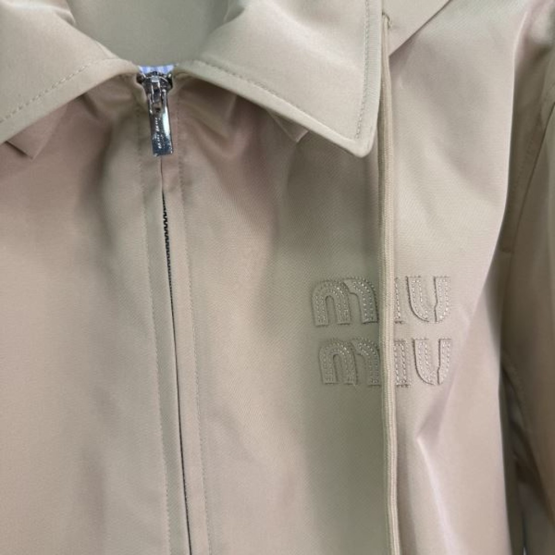 フード付き 軽量ツイル マットな質感 MIU MIU ミュウミュウ コピー ジップジャケット 新作先取り 売れ筋浮上