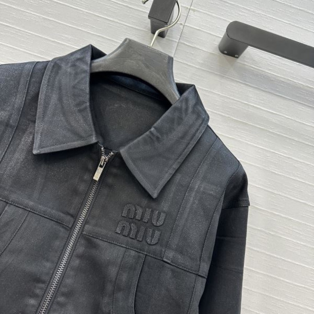 ヴィンテージウォッシュ クロップド丈 立体ポケット MIU MIU ミュウミュウ コピー デニムジャケット 限定入荷 反響期待