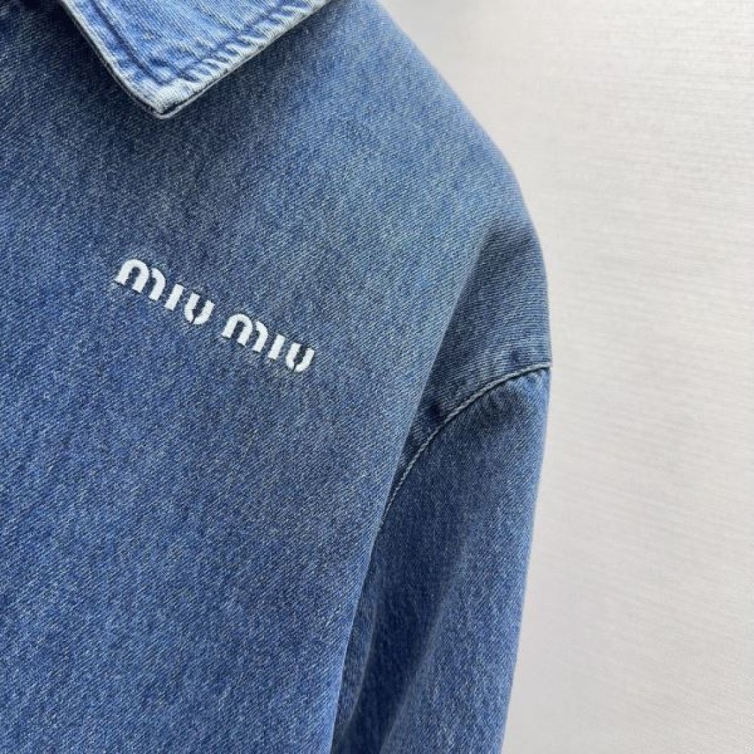 ステッチ映え しっかりデニム ワイドシルエット MIU MIU ミュウミュウ コピー ジップジャケット 実用性良好 旬モデル スタイリング主力