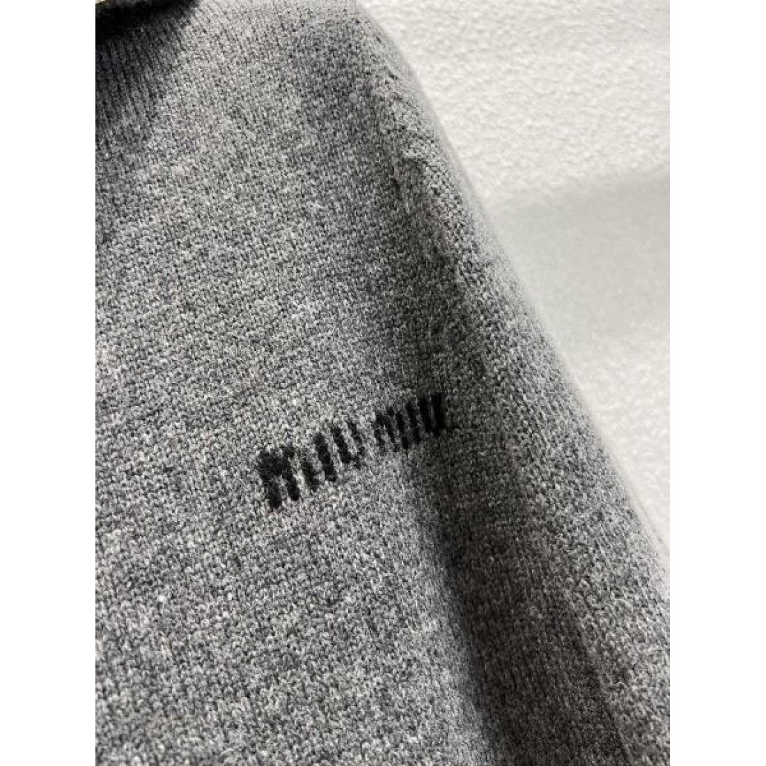 セーラーカラー なめらか編地 リブ切替 MIU MIU ミュウミュウ コピー ハーフジップニット スマートカジュアル 着こなし主力