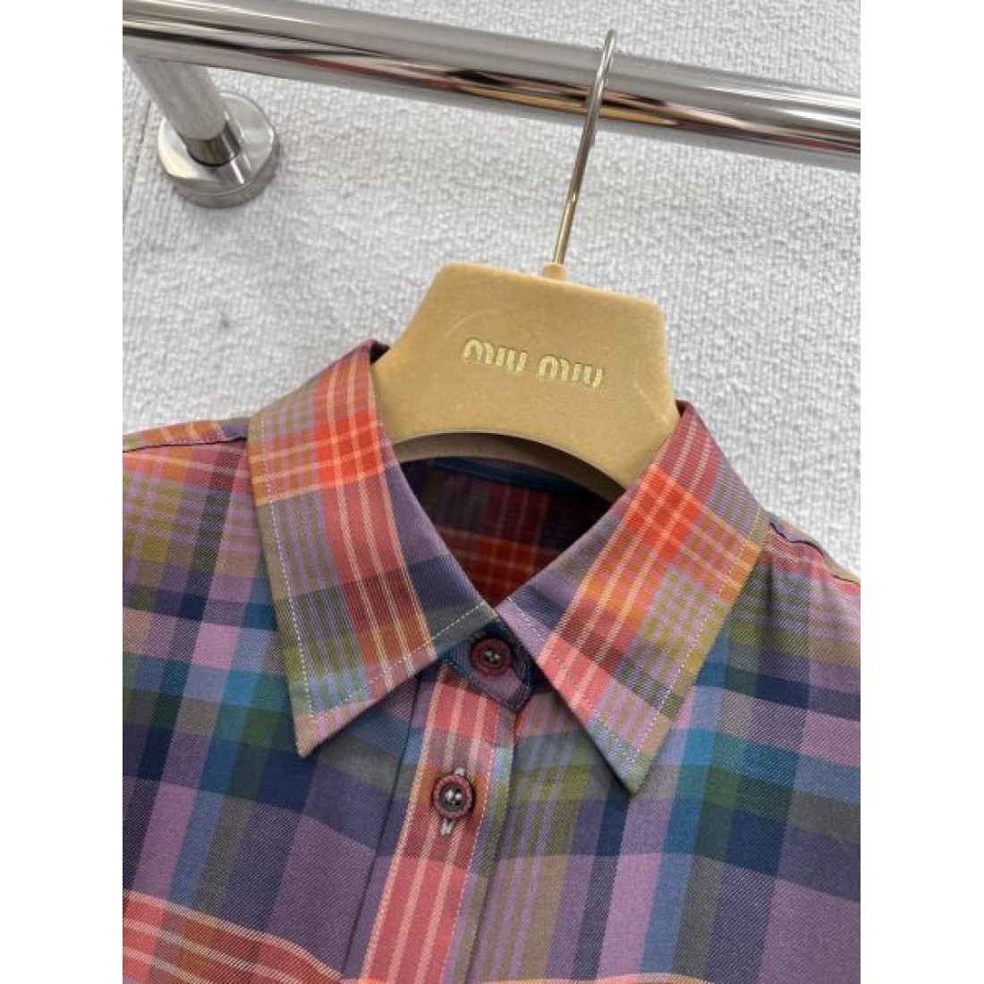 ヴィンテージムード 軽やかな着心地 端正な縫製 MIUMIU ミュウミュウ コピー 長袖シャツ ゆとりフォルム 人気浮上 コーデ映え