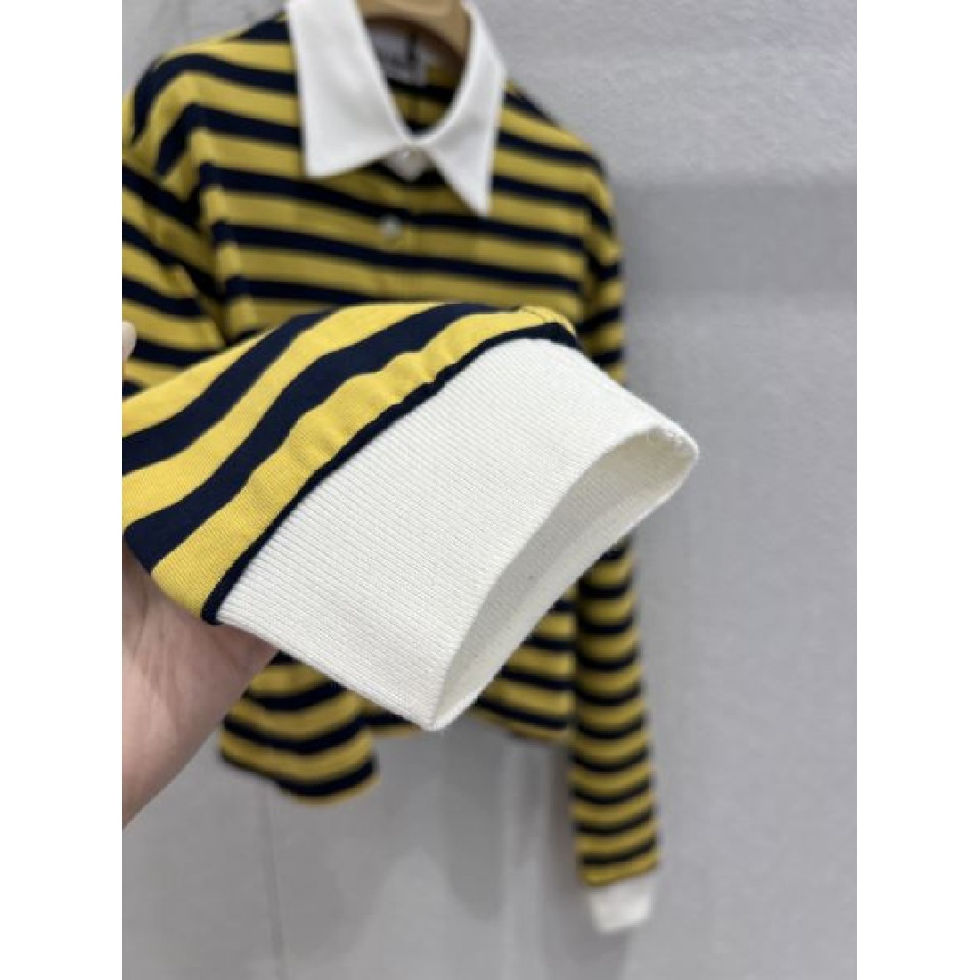 ワイドボーダー 軽快素材 ゆったり丈感 MIU MIU ミュウミュウ コピー 襟付き長袖トップス カレッジカジュアル 販売注目 コーデ即戦力