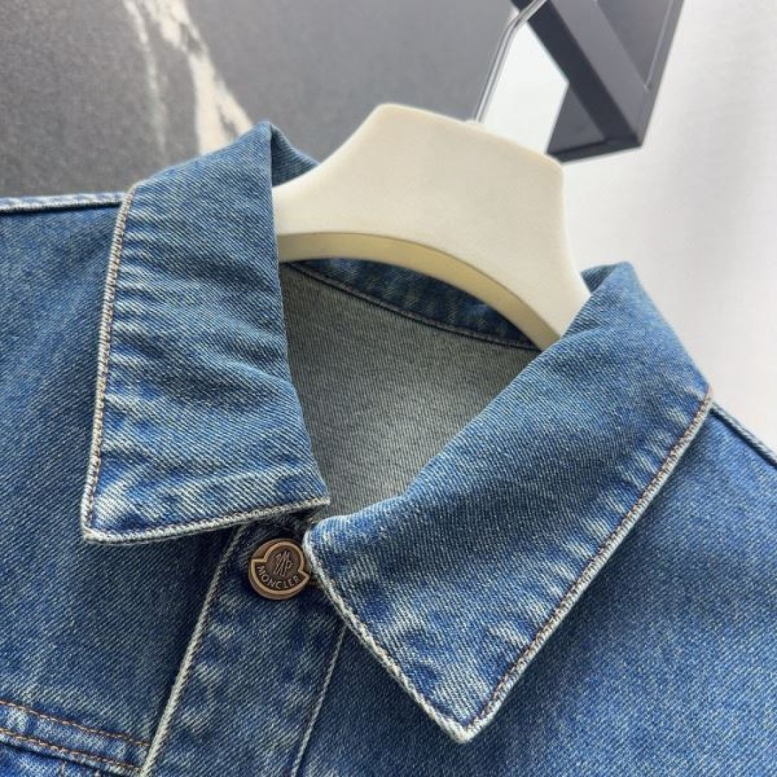 ダブルフラップポケット コンパクトフォルム MONCLER モンクレール コピー デニムジャケット 新作先行 注文集中