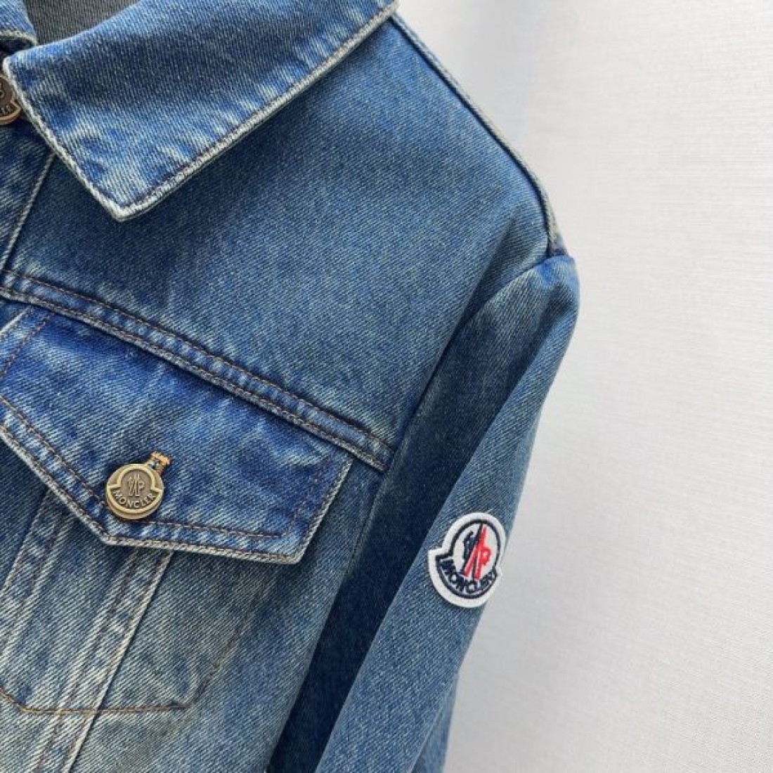 ダブルフラップポケット コンパクトフォルム MONCLER モンクレール コピー デニムジャケット 新作先行 注文集中
