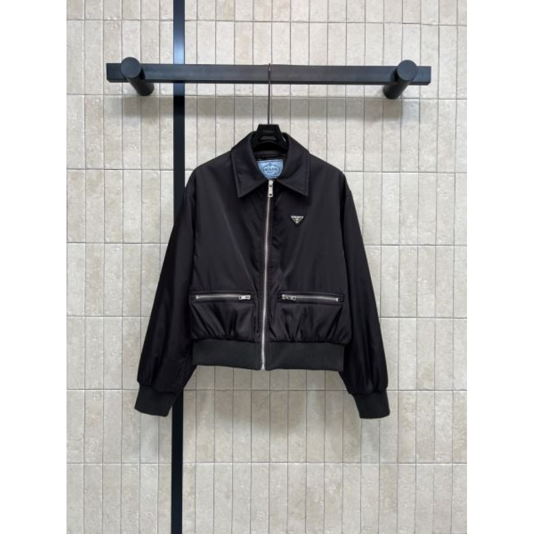 トライアングルプレート 軽量ナイロン ショートシルエット PRADA プラダ コピー ジップブルゾン 実用ポケット 入荷話題 ランキング急伸