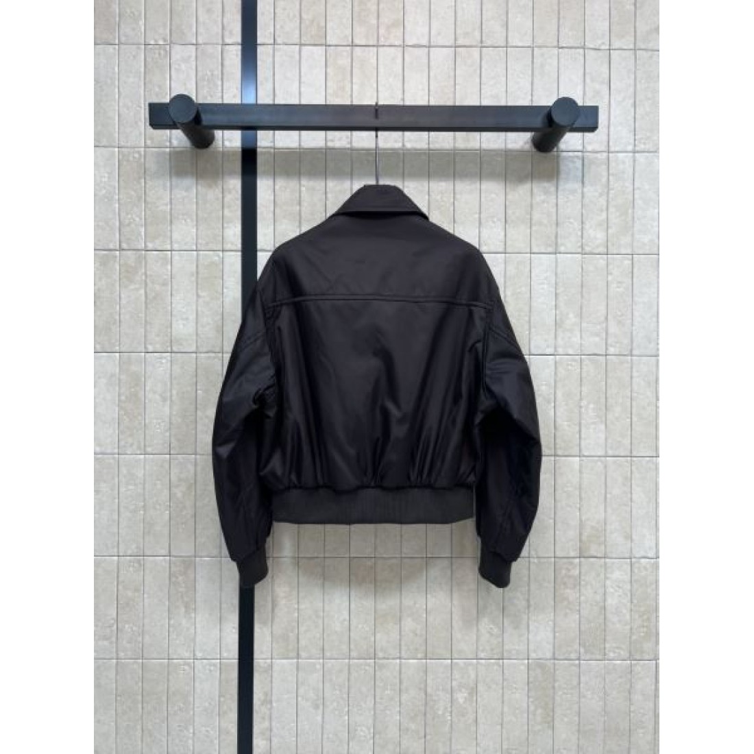 トライアングルプレート 軽量ナイロン ショートシルエット PRADA プラダ コピー ジップブルゾン 実用ポケット 入荷話題 ランキング急伸