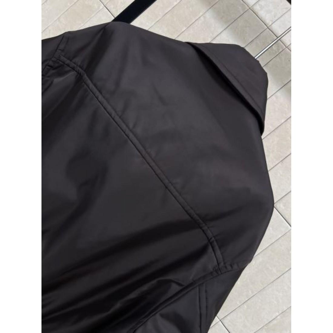 トライアングルプレート 軽量ナイロン ショートシルエット PRADA プラダ コピー ジップブルゾン 実用ポケット 入荷話題 ランキング急伸