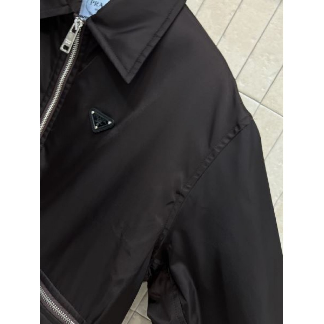 トライアングルプレート 軽量ナイロン ショートシルエット PRADA プラダ コピー ジップブルゾン 実用ポケット 入荷話題 ランキング急伸