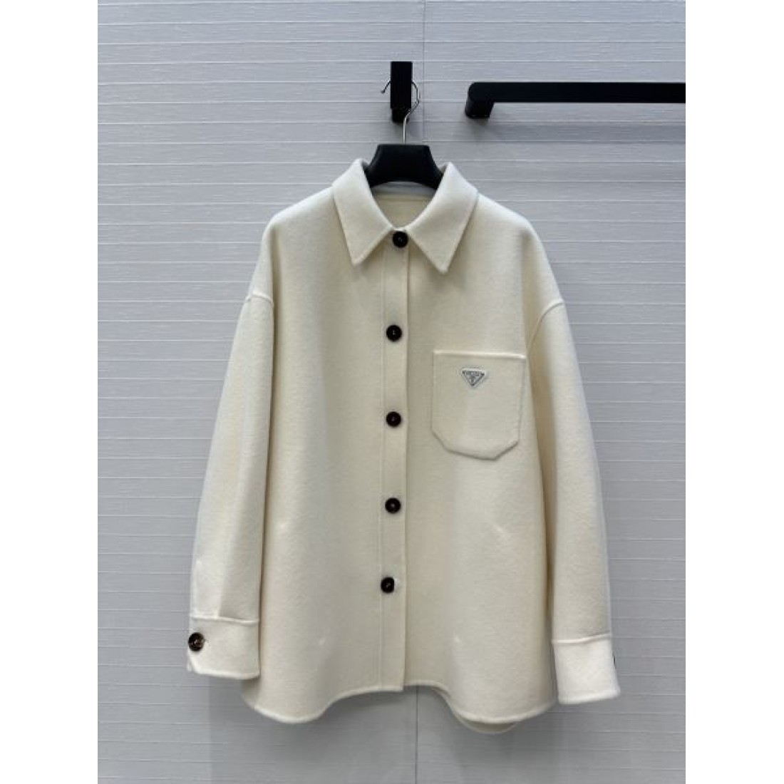 トライアングルプレート メルトン調素材 ゆったりフォルム PRADA プラダ コピー シャツジャケット 旬の本命 アクセス集中