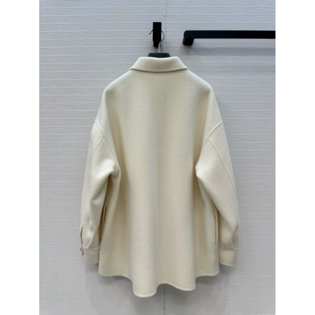 トライアングルプレート メルトン調素材 ゆったりフォルム PRADA プラダ コピー シャツジャケット 旬の本命 アクセス集中