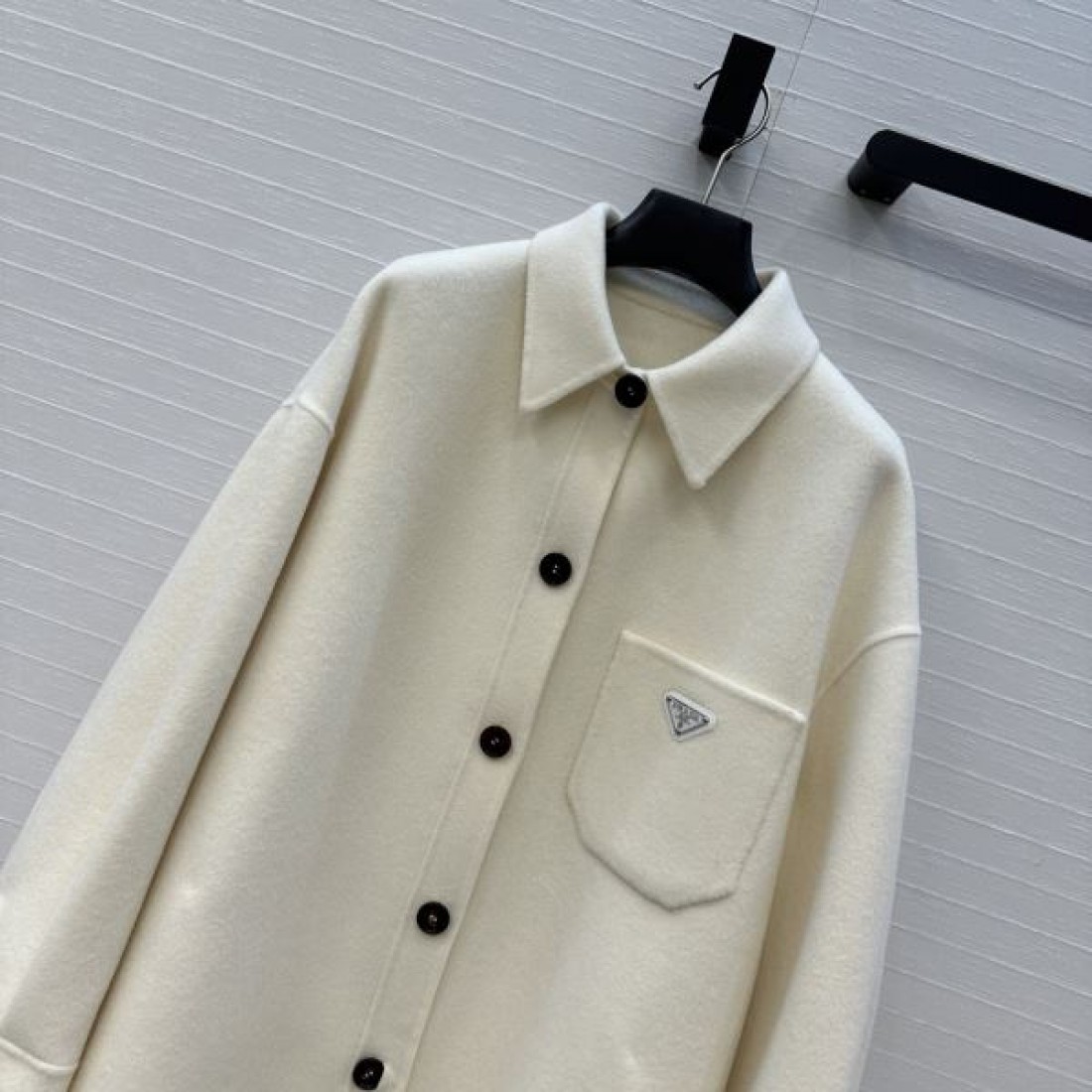 トライアングルプレート メルトン調素材 ゆったりフォルム PRADA プラダ コピー シャツジャケット 旬の本命 アクセス集中