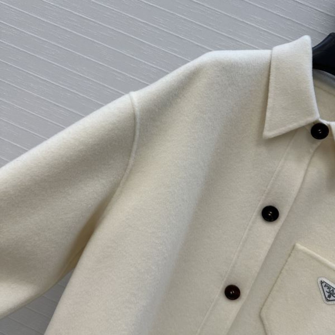 トライアングルプレート メルトン調素材 ゆったりフォルム PRADA プラダ コピー シャツジャケット 旬の本命 アクセス集中