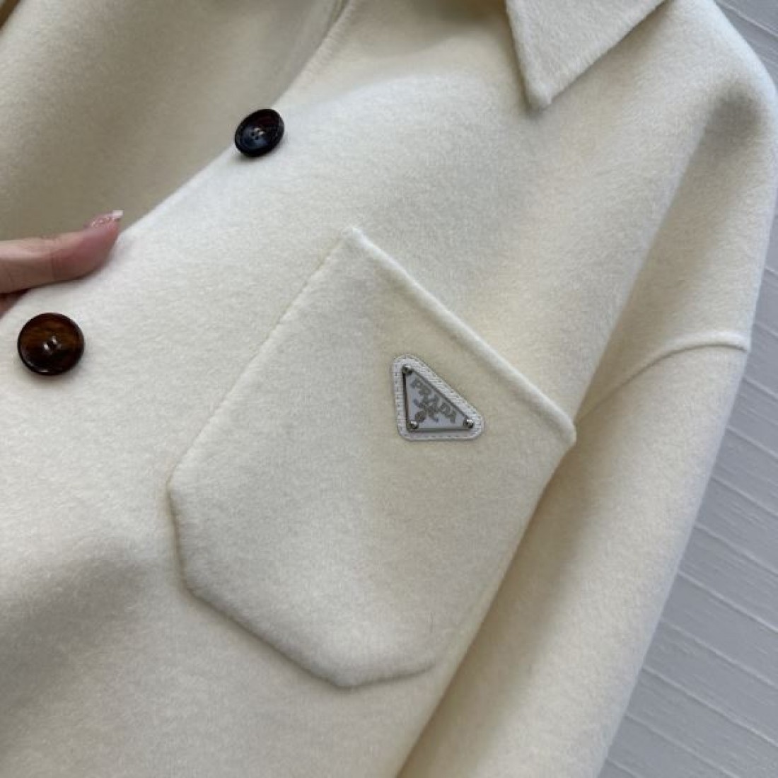 トライアングルプレート メルトン調素材 ゆったりフォルム PRADA プラダ コピー シャツジャケット 旬の本命 アクセス集中
