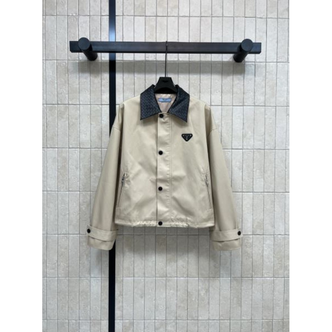 ワークブルゾン ロゴパッチ ミニマルフォルム PRADA プラダ コピー ナイロンジャケット 都市カジュアル