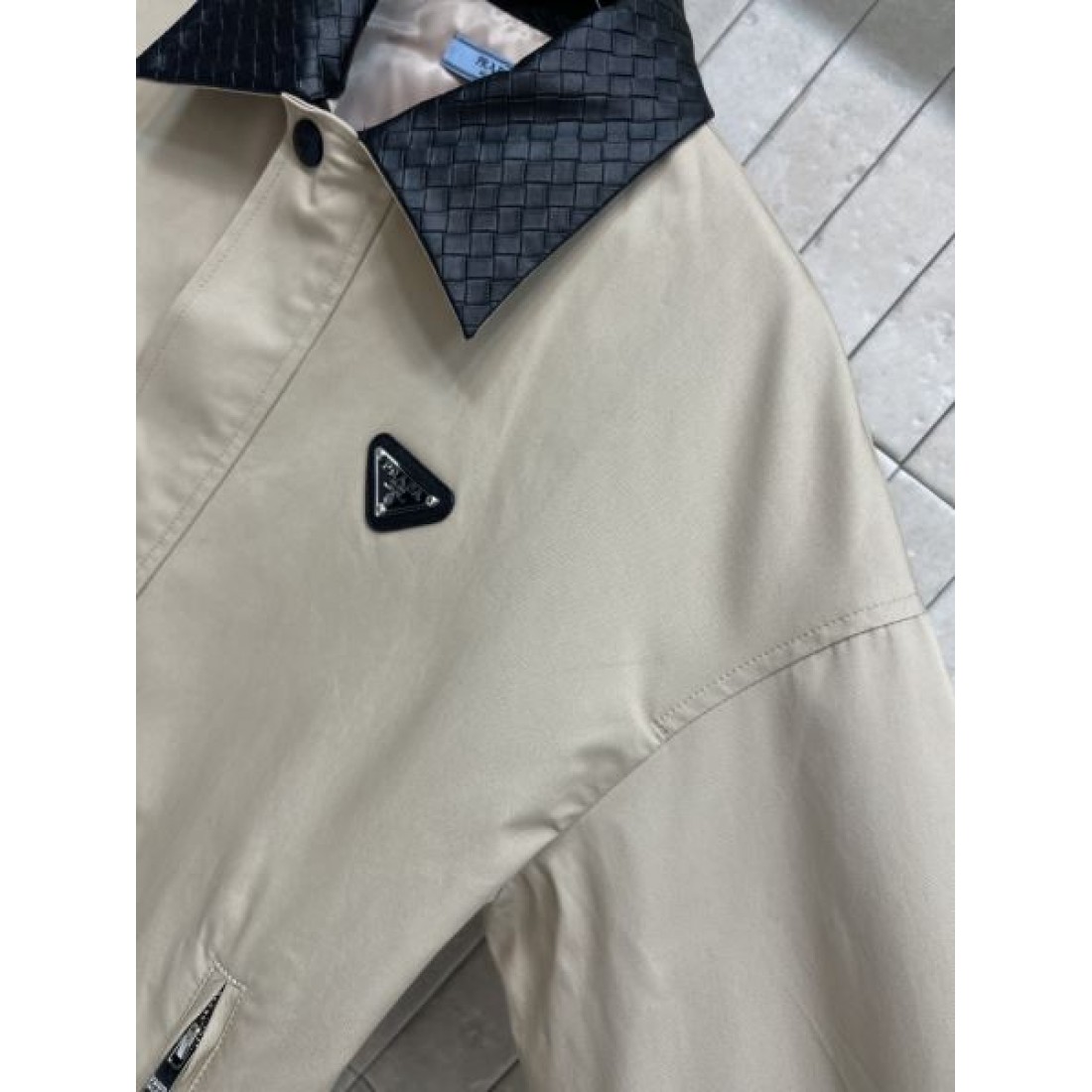 ワークブルゾン ロゴパッチ ミニマルフォルム PRADA プラダ コピー ナイロンジャケット 都市カジュアル