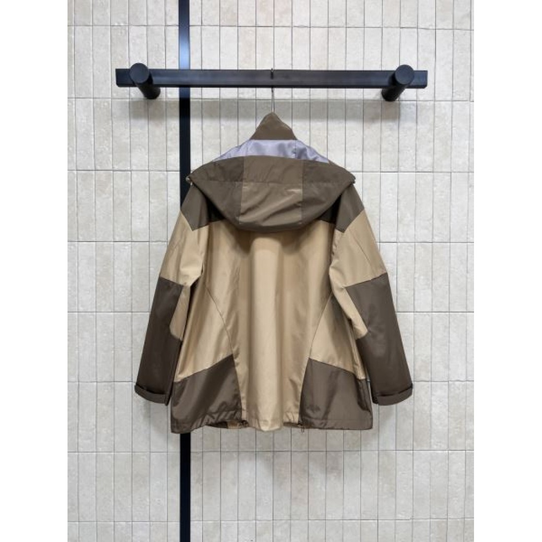 シェルジャケット ドローコード仕様 多ポケット 立体フォルム PRADA プラダ コピー アウター トレンド感