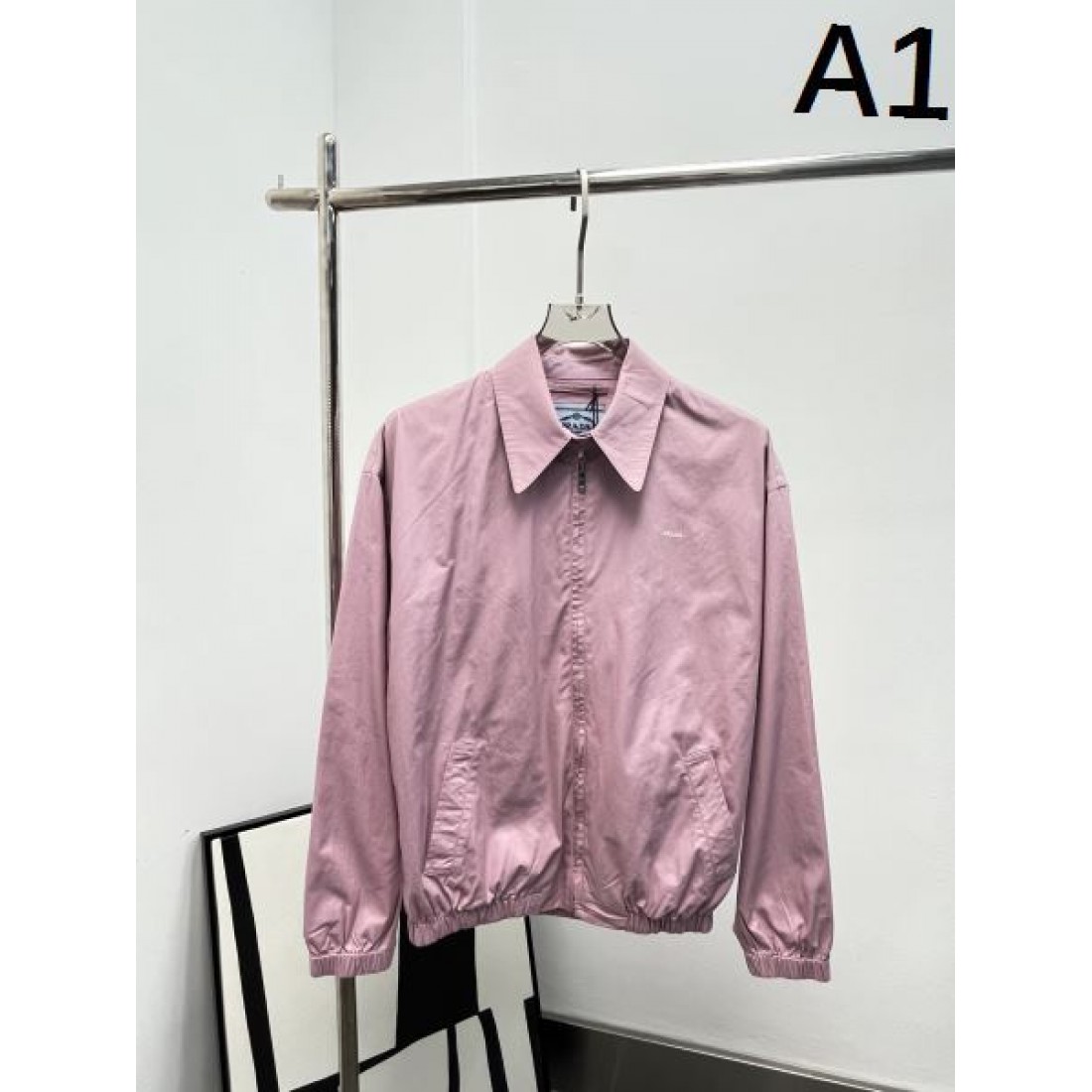 ナイロンジャケット スタンドカラー シンプルフォルム PRADA プラダ コピー アウター 軽量デザイン