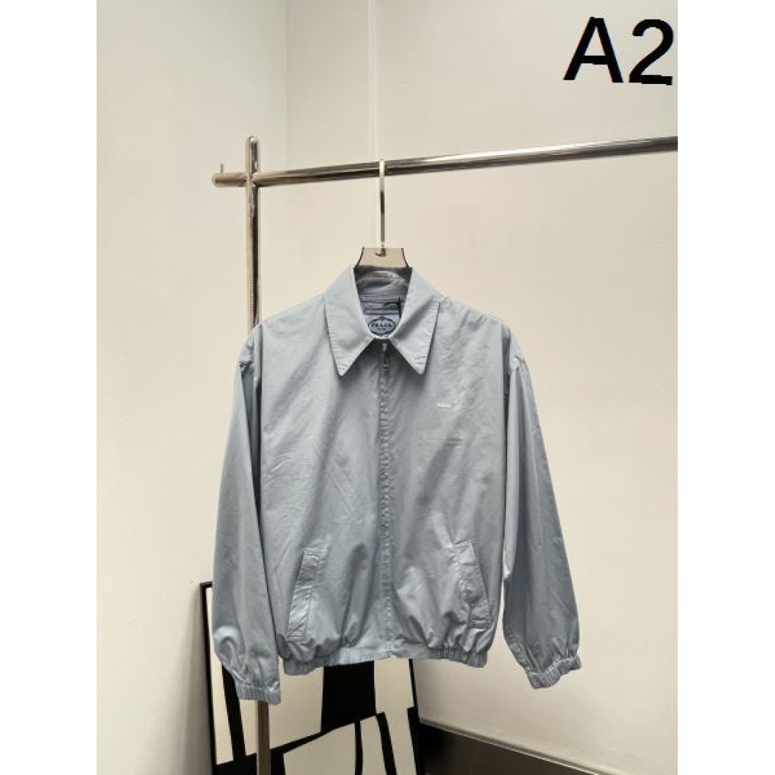 ナイロンジャケット スタンドカラー シンプルフォルム PRADA プラダ コピー アウター 軽量デザイン