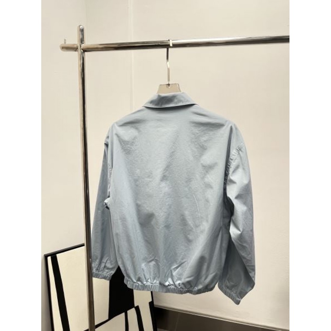 ナイロンジャケット スタンドカラー シンプルフォルム PRADA プラダ コピー アウター 軽量デザイン