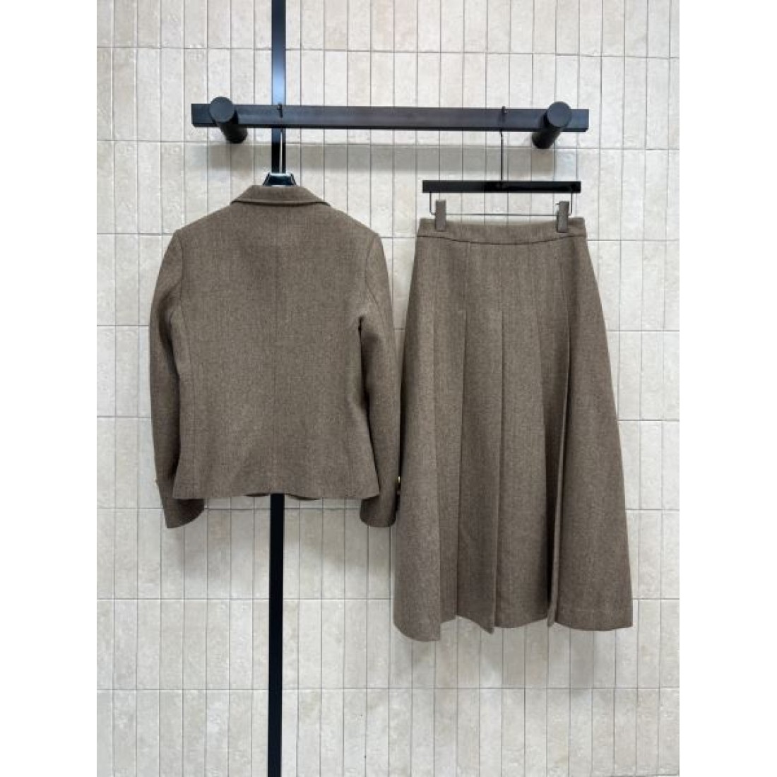 テーラードジャケット フレアスカート 上品コーデ CELINE セリーヌ コピー レディーススーツ エレガント