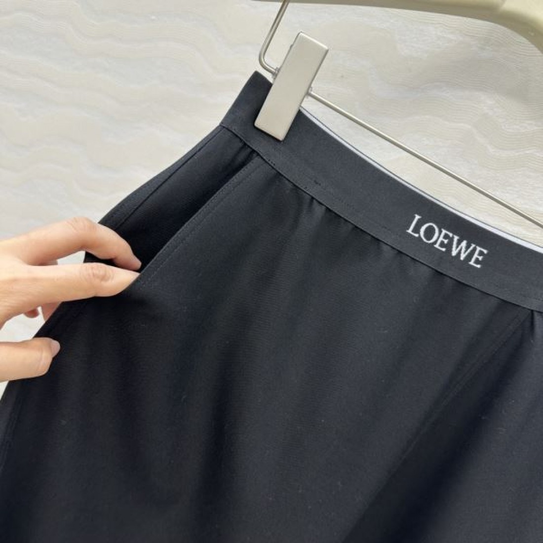 アシンメトリーヘム 変形カット エレガントコーデ LOEWE ロエベ コピー スカート 洗練スタイル