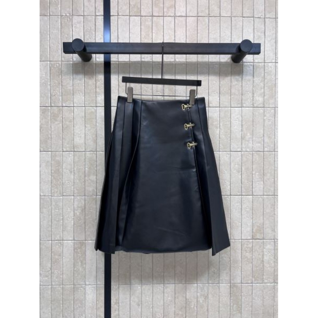 タイトライン ゴールド金具アクセント スタイリッシュボトム LOEWE ロエベ コピー スカート 都会的デザイン ラップ風