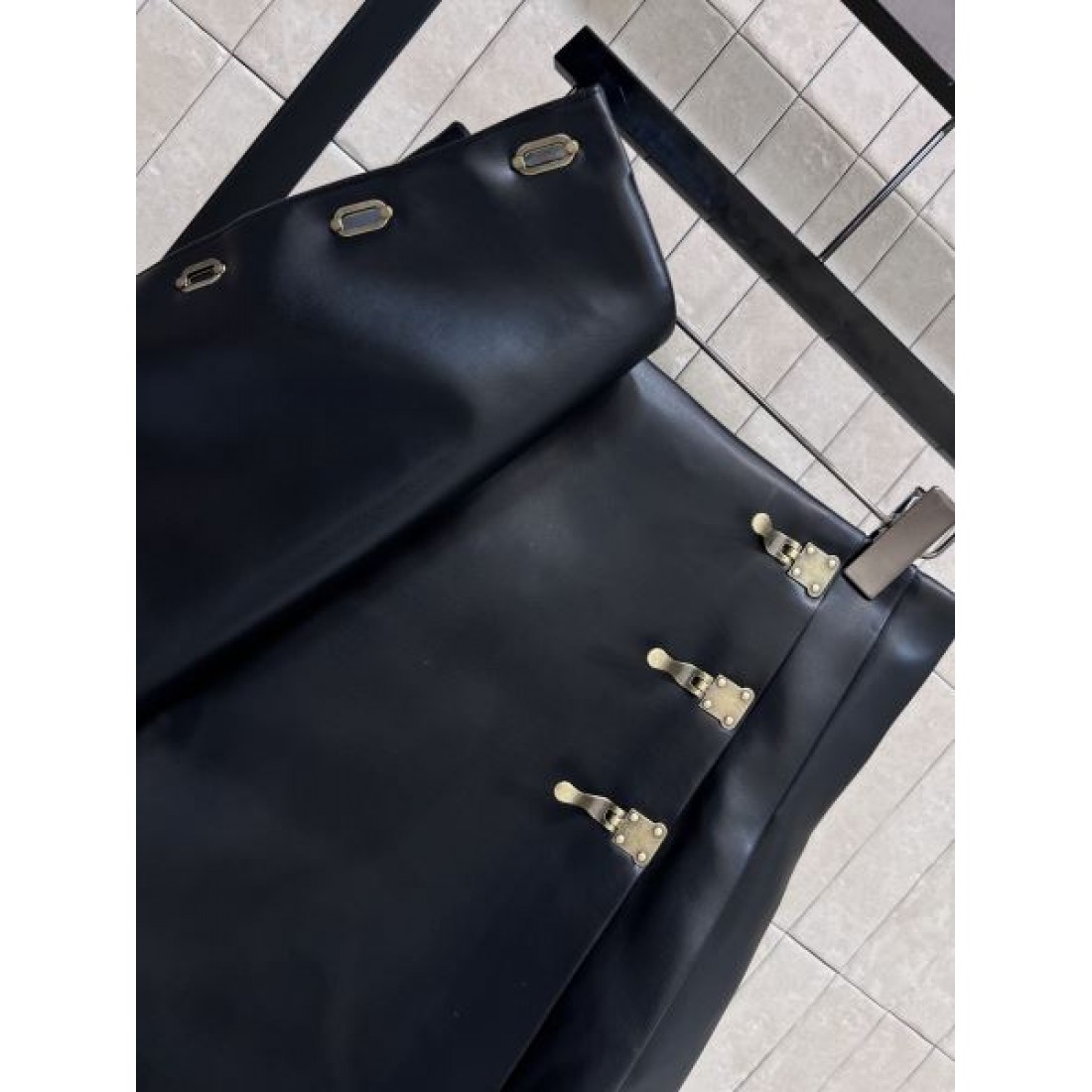 タイトライン ゴールド金具アクセント スタイリッシュボトム LOEWE ロエベ コピー スカート 都会的デザイン ラップ風