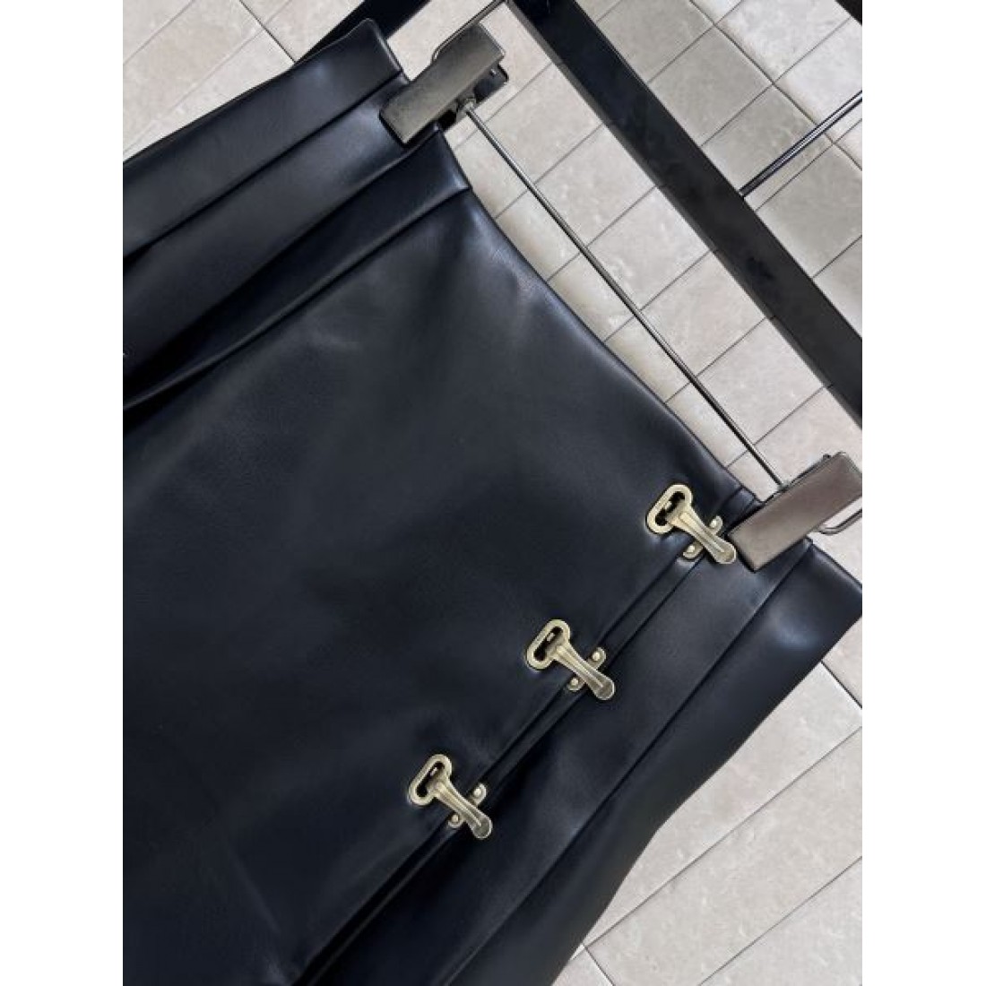 タイトライン ゴールド金具アクセント スタイリッシュボトム LOEWE ロエベ コピー スカート 都会的デザイン ラップ風
