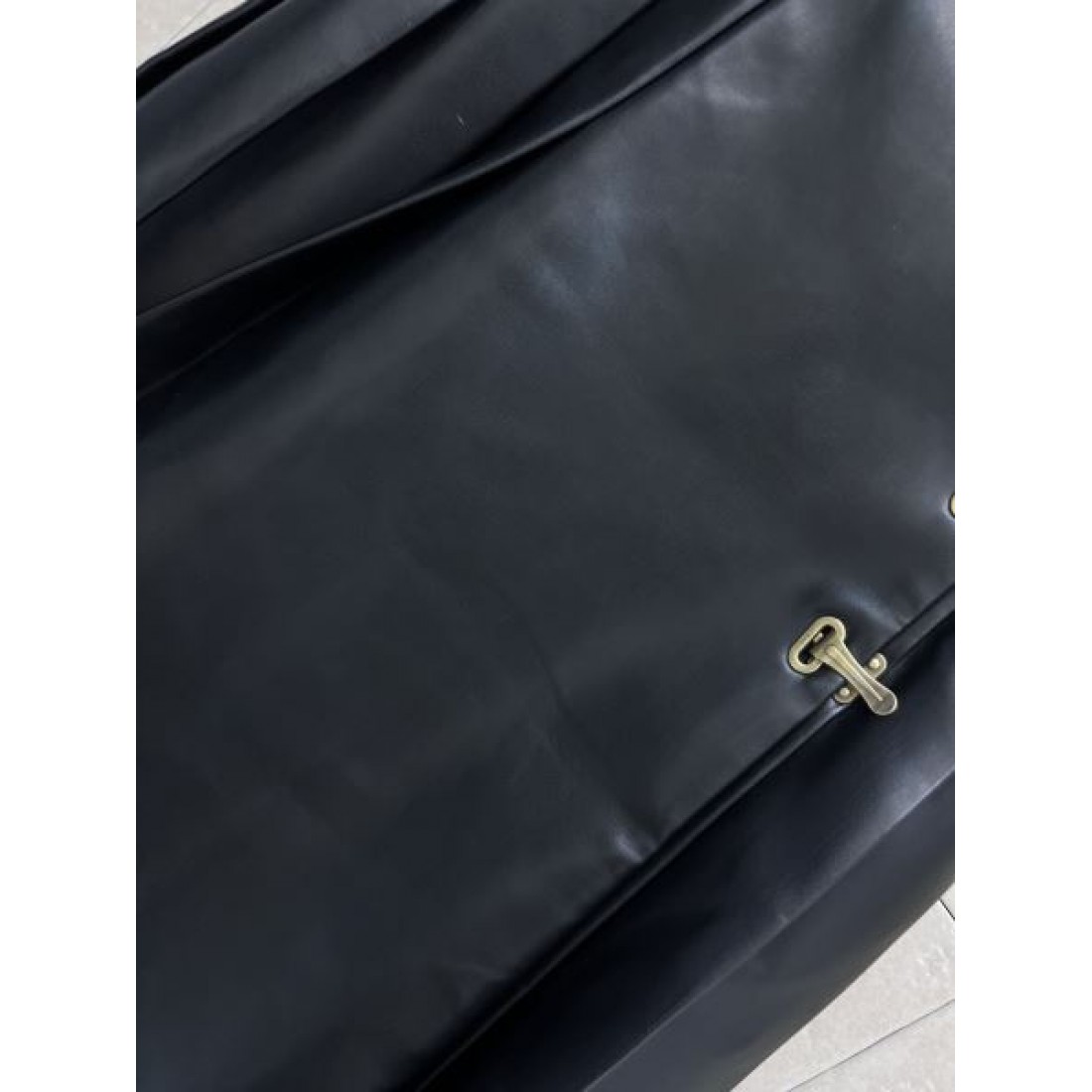 タイトライン ゴールド金具アクセント スタイリッシュボトム LOEWE ロエベ コピー スカート 都会的デザイン ラップ風
