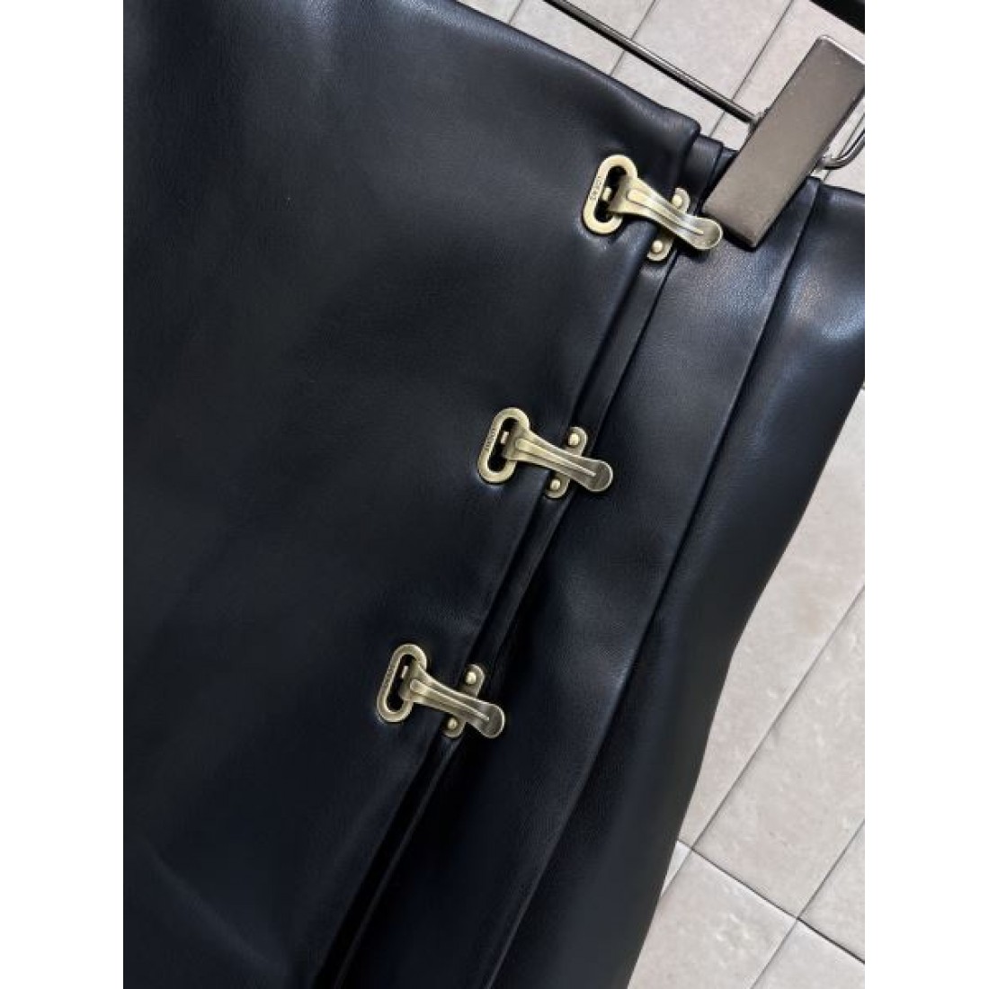 タイトライン ゴールド金具アクセント スタイリッシュボトム LOEWE ロエベ コピー スカート 都会的デザイン ラップ風