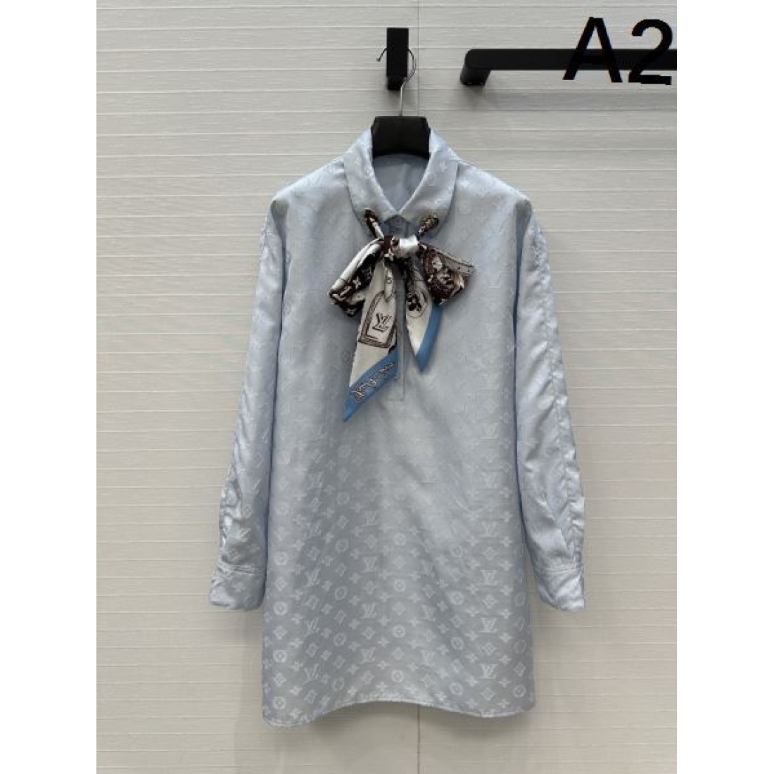 モノグラム柄 長袖ドレス クラシカルデザイン LOUIS VUITTON ルイヴィトン コピー ボウタイワンピース 注目アイテム