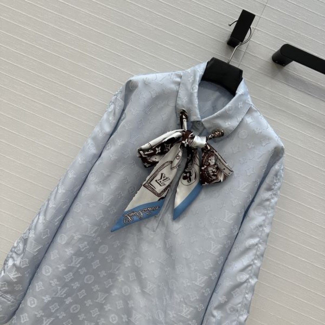 モノグラム柄 長袖ドレス クラシカルデザイン LOUIS VUITTON ルイヴィトン コピー ボウタイワンピース 注目アイテム