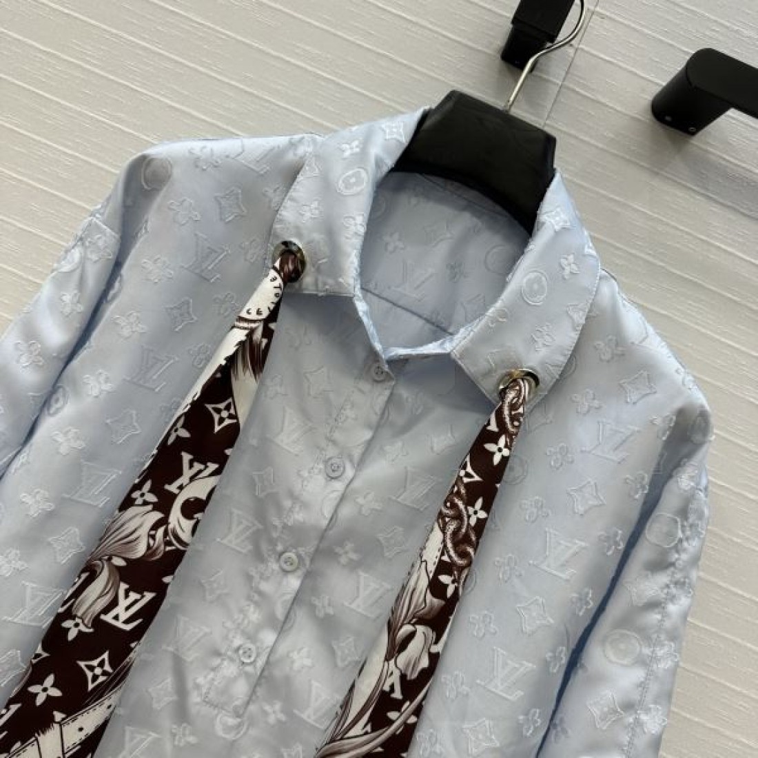 モノグラム柄 長袖ドレス クラシカルデザイン LOUIS VUITTON ルイヴィトン コピー ボウタイワンピース 注目アイテム