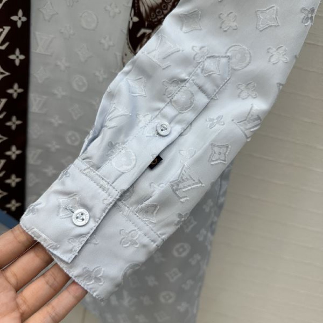 モノグラム柄 長袖ドレス クラシカルデザイン LOUIS VUITTON ルイヴィトン コピー ボウタイワンピース 注目アイテム