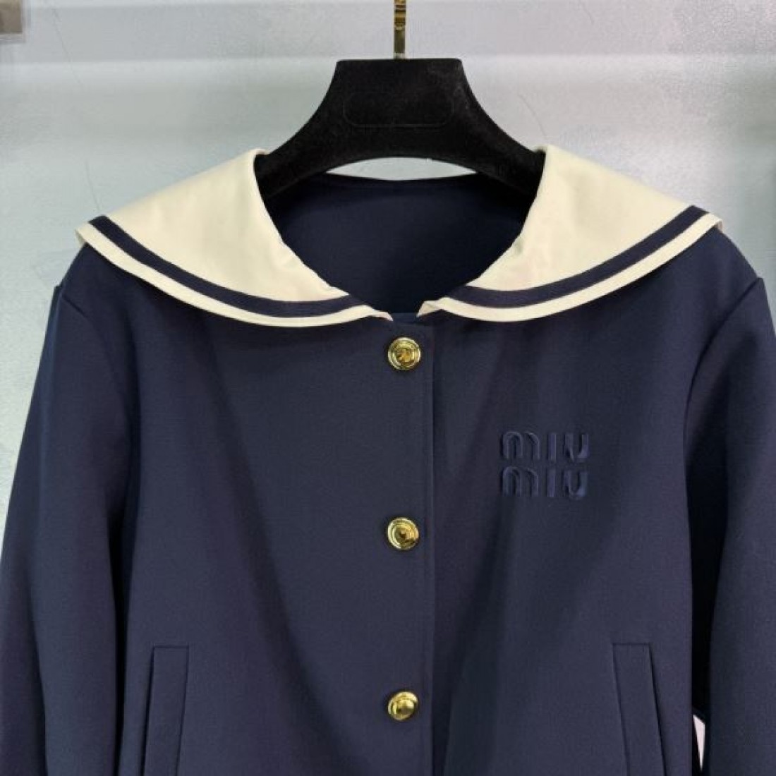 ミニスカート 襟元ラインデザイン プレッピーファッション MIU MIU ミュウミュウ コピー ジャケットセット 注目アイテム
