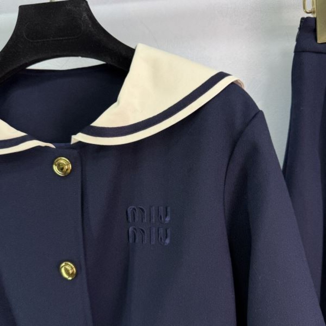 ミニスカート 襟元ラインデザイン プレッピーファッション MIU MIU ミュウミュウ コピー ジャケットセット 注目アイテム