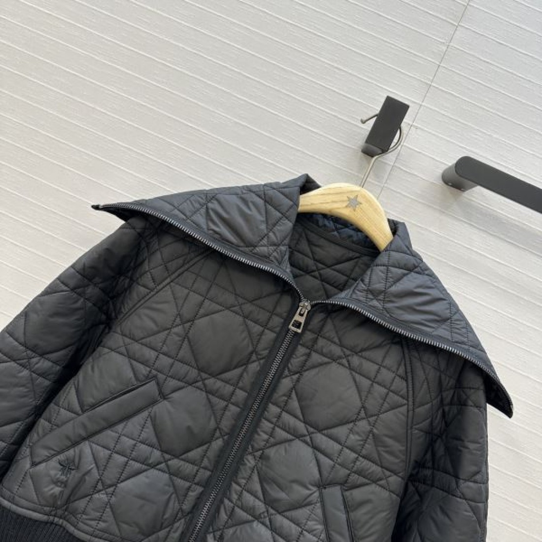 ダイヤステッチ コンパクトフォルム スポーティーミックス DIOR ディオール コピー ダウンアウター 防寒ウェア