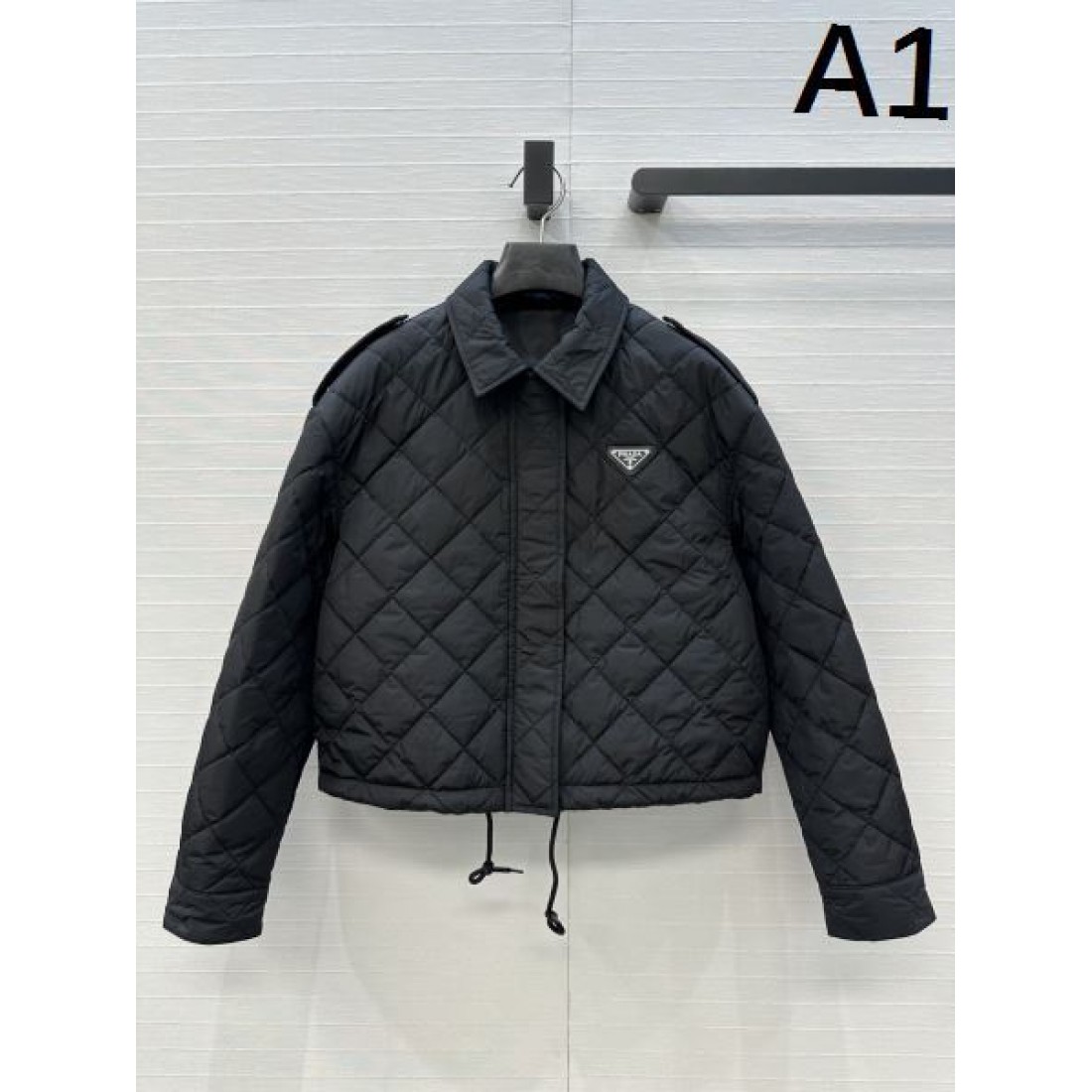 トライアングルロゴ ステッチデザイン コンパクト丈 PRADA プラダ コピー ダウンアウター スマートコーデ