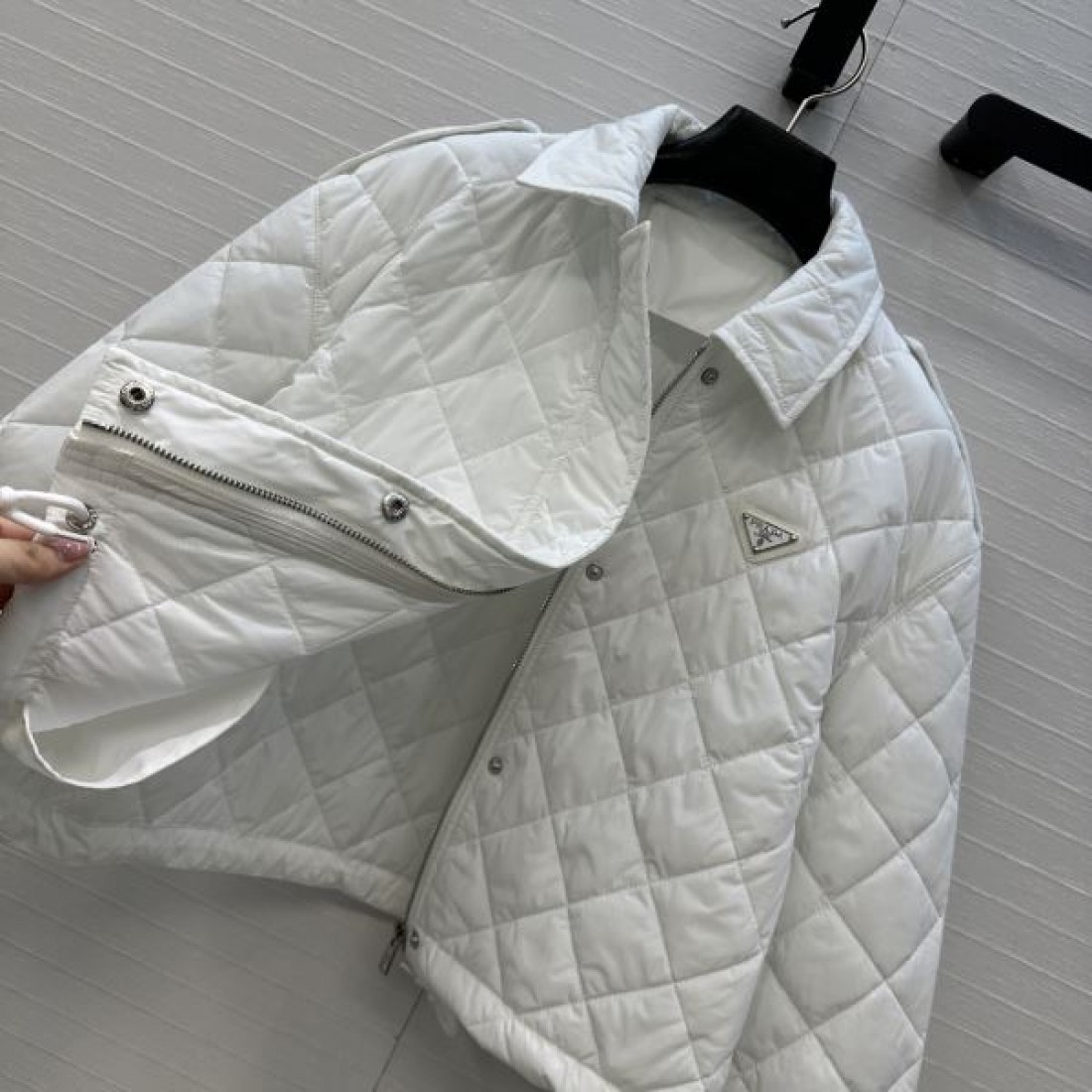 トライアングルロゴ ステッチデザイン コンパクト丈 PRADA プラダ コピー ダウンアウター スマートコーデ